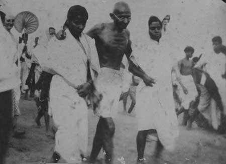 Gandhiji's padyatra during his Harijan's tour in Orissa in 1934 near Indupur, Cuttack. Annapurna Maharan on his right and Sushila Devi on his left side.jpg